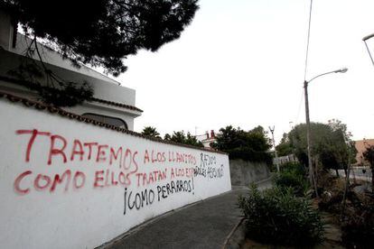 Pintada contra Gibraltar en Los Barrios (C&aacute;diz).