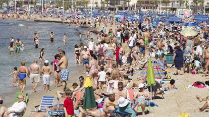 La playa de Levante de Benidorm (Alicante), abarrotada de gente.