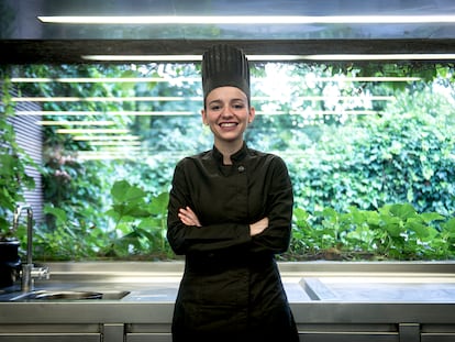 La chef Martina Puigvert, en la cocina del restaurante Les Cols, en Olot.