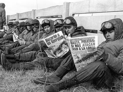 La escena del soldado con el diario Crónica y el titular  “Basta piratas: si nos atacan ¡van a la lona!” fue emblema del triunfalismo que se buscó imponer desde los medios de comunicación.