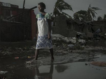 Una mujer en una calle inundada, en Beira, Mozambique.