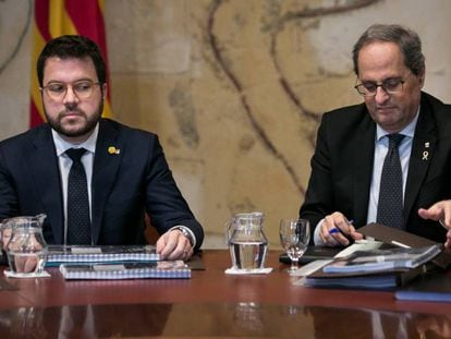 El 'vicepresident' y el 'president' del Gobierno catalán, Pere Aragonès y Quim Torra, en la reunión de este miércoles. En vídeo, Torra anuncia que convocará elecciones, sin concretar la fecha.