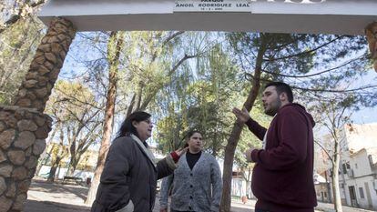 Miembros de Ahora Casasimarro en el parque Ángel Rodríguez Leal.