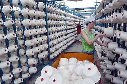 Trabajadoras en un centro de producción textil de Xianfang en la provincia china de Huibei.