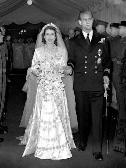 Isabel de Inglaterra y Felipe de Edimburgo, el día de su boda, en noviembre de 1947, en la Abadía de Westminster