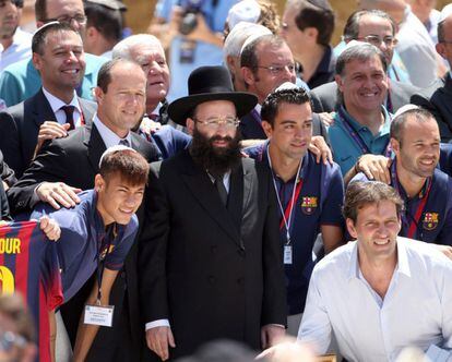 Neymar, Xavi e Iniesta posan con el alcalde de Jerusalén, Nir Brakat.