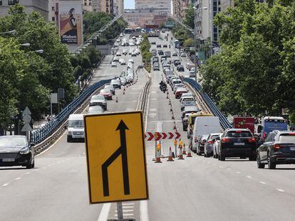 Cortes temporales de carriless en el puente que une las calles de Joaquín Costa y de Raimundo Fernández Villaverde, el lunes.