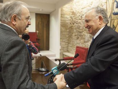 Ramón Villares, presidente del Consello da Cultura Galega, felicita a Alonso Montero tras su elección.