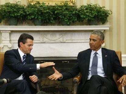 El presidente mexicano Enrique Pe&ntilde;a Nieto (Izda.) estrecha la mano a Barack Obama en el Despacho Oval.