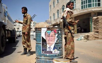 Soldados junto a un cartel electoral del vicepresidente yemen&iacute;, Abdo Rabo Mansur Hadi, en Sana, Yemen.