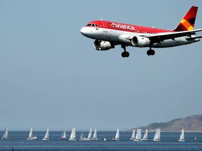 Un avión de Avianca, en aproximación al aeropuerto de Río de Janeiro.