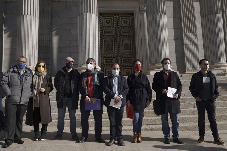 Representantes de colectivos de defensa del aragonés, el asturiano, el euskera, el gallego y el catalán, a la puerta del Congreso.