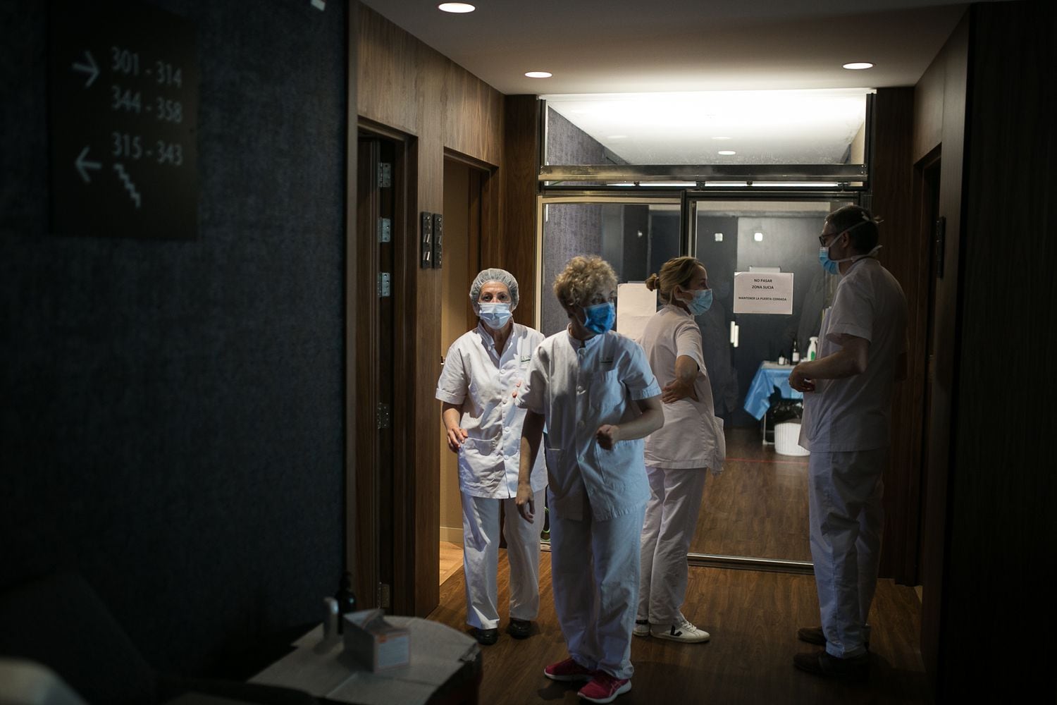 Unas sanitarias en el hotel medicalizado por el hospital Clínic
