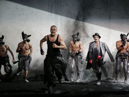 Los actores Roberto Enr&iacute;quez y V&iacute;ctor Clavijo en una escena de &#039;Fausto&#039;.