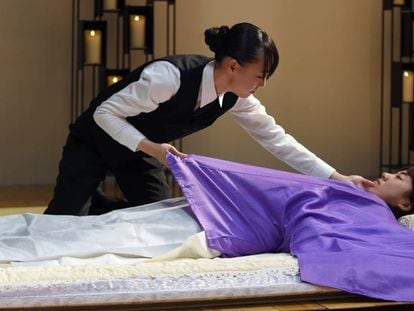 Una experta japonesa en tanatopraxia, en un congreso sobre la industria funeraria en 2015 en Tokio. 