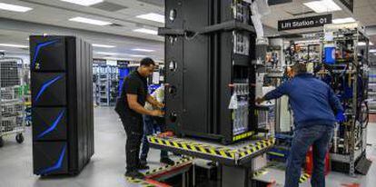 Ingenieros de IBM trabajando en un centro de datos de la compañía.
 
 