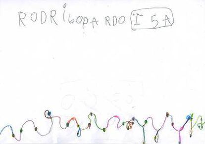Un niño Rodrigo se fija en su dibujo en la sinuosa valla que hace de ábaco gracias a los discos de silicona engarzados.