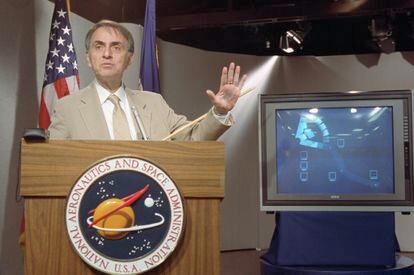 El astrónimo Carl Sagan durante una conferencia de prensa de la NASA en 1990.