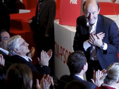José María Barreda, aplaudiendo a Alfredo Pérez Rubalcaba, en un acto de campaña.