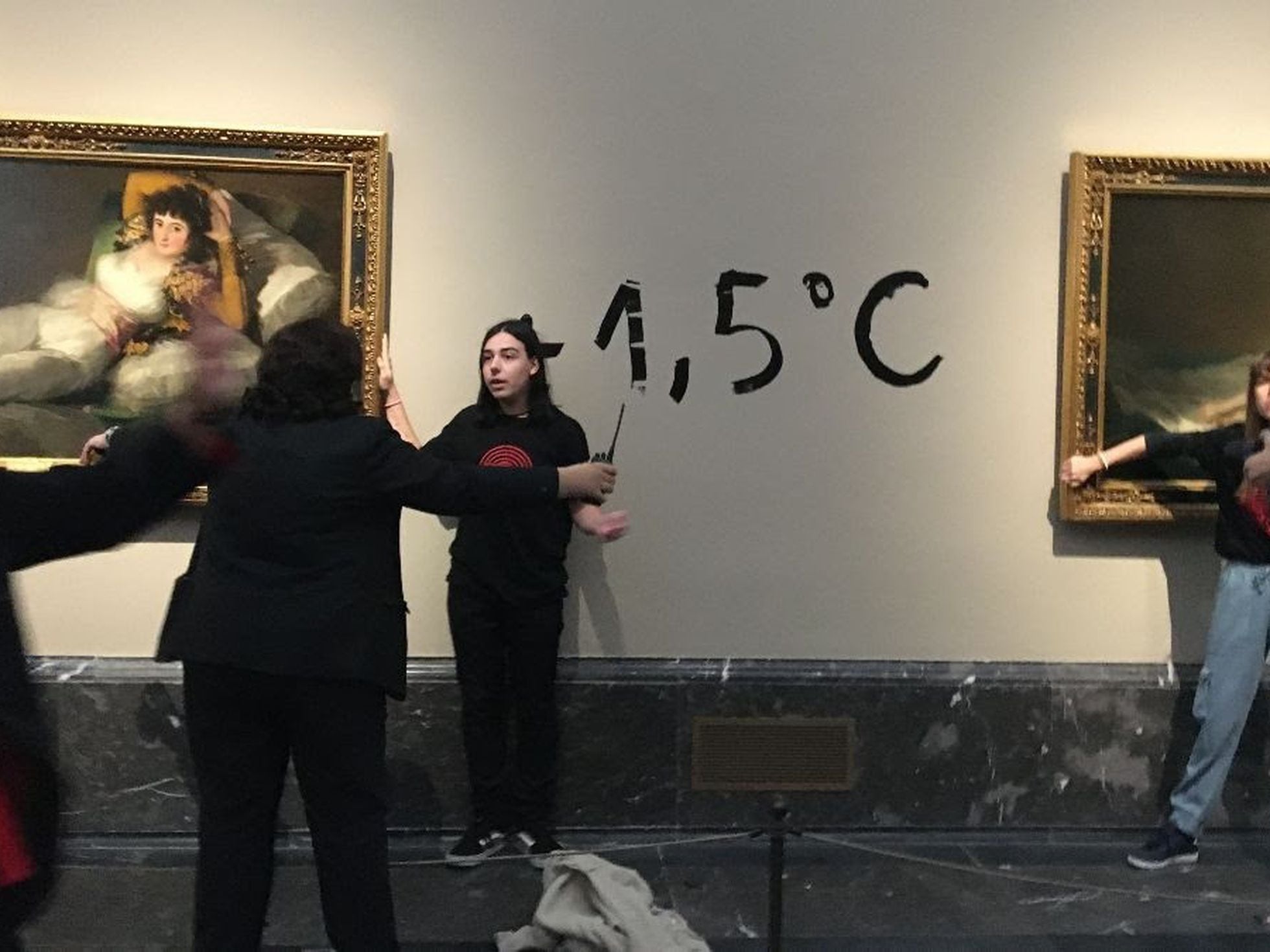 clérigo Brillar especificar Dos activistas se pegan a los marcos de 'Las majas' de Goya en el Museo del  Prado | Clima y Medio Ambiente | EL PAÍS