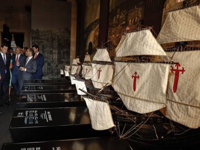 Doña Letizia y Don Felipe, ante las maquetas de las cinco naos de la expedición de Magallanes y Elcano, durante su recorrido por la exposición en Sevilla.