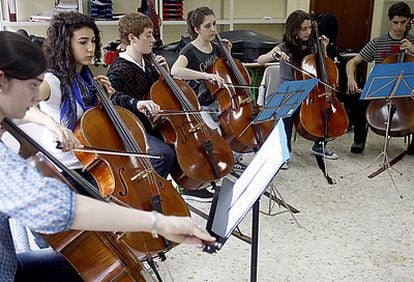 Seis violonchelistas de la Orquesta de Alumnos ensayan en su concentración en Eibar.