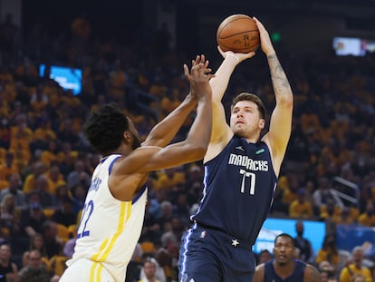 Luka Doncic lanza a canasta con la oposición de Andrew Wiggins en el segundo partido de la final de la Conferencia Oeste de la NBA.