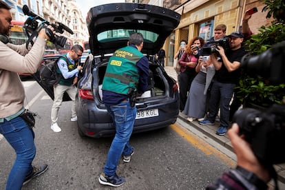 La Guardia Civil, a la salida del registro de la casa de Rubiales en Granada, este miércoles.
