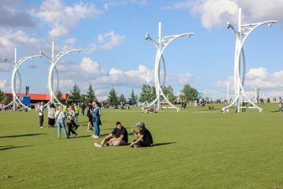 Dos asistentes al festival Primavera Sound en Madrid descansan sobre la hierba.