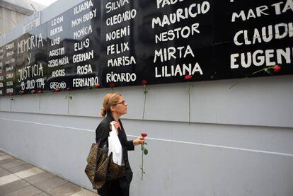 Una mujer deja una rosa en el frente del edificio de la AMIA en Buenos Aires, en enero de 2015.