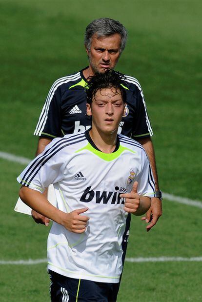 Mesut Özil junto a José Mourinho, en su primer entrenamiento con el Madrid.