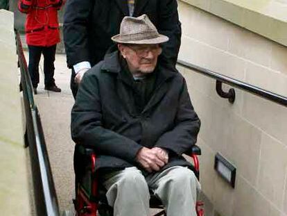 George Greenhalgh y su hijo Shaun, a su llegada al juzgado de Bolton, el pasado noviembre.