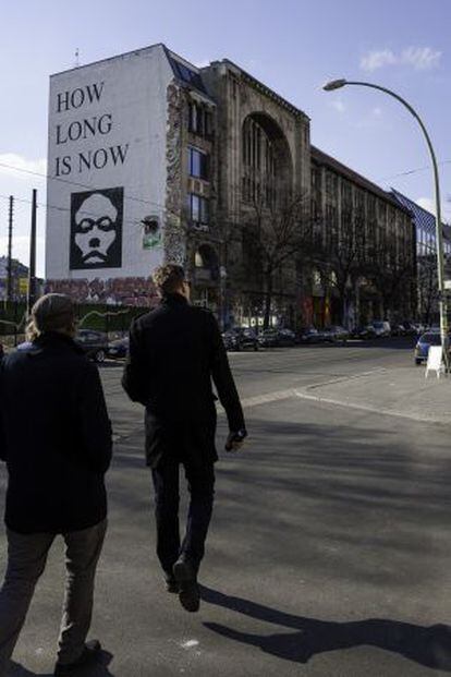 Jan Ole, delante, y Philipp Kirsamer, camarógrafo de 'Oh Boy', frente al centro cultural 'okupa' Tacheles.