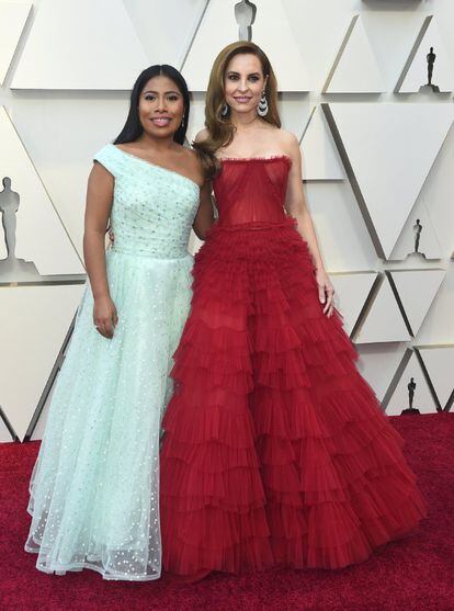 Las actrices de 'Roma' Yalitza Aparicio y Marina de Tavira, ambas nominadas, han paseado juntas por la alfombra roja.