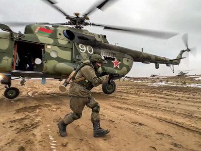 Fotograma de un vídeo suministrado por el Ministerio de Defensa ruso, el 19 de febrero, que muestra ejercicios militares conjuntos de las fuerzas rusas y bielorrusas.