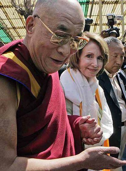 El Dalai Lama, con Nancy Pelosi.