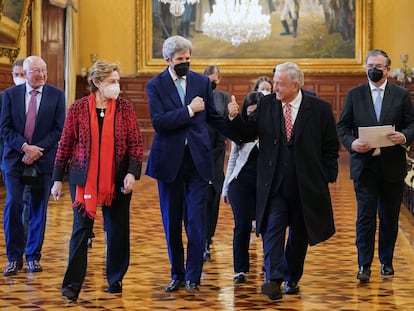 El presidente Andrés Manuel López Obrador junto al enviado de Estados Unidos para el cambio climático, John Kerry, en Palacio Nacional