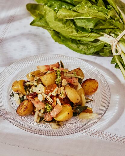 Reportaje sobre cenas de primavera. Acelgas salteadas con panceta, patata, pasas y almendras