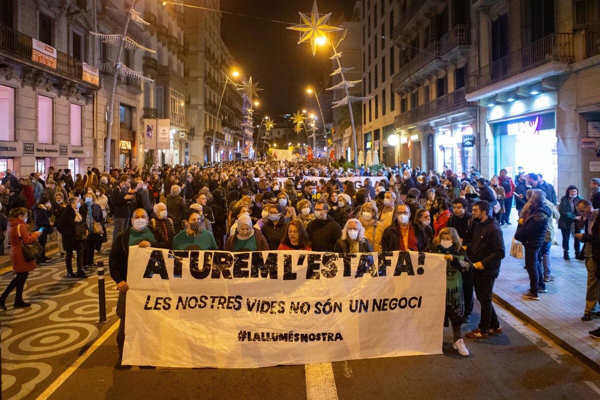 Some 1,800 people demonstrate against the rise in the price of electricity in Barcelona |  Catalonia