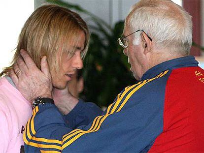 Luis Aragonés despide a Guti, baja por lesión.