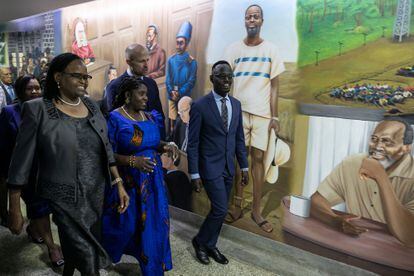 Márquez (al centro) realiza un recorrido junto a autoridades kenianas por el Museo del Poder Judicial, en Nairobi, este lunes.
