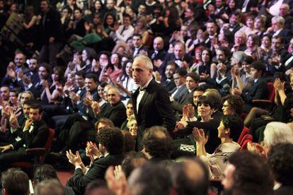 Pablo Berger recibe el aplauso del público al ganar el Goya a la mejor película por 'Blancanieves'.