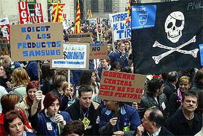 Trabajadores de Samsung en Palau-solità i Plegamans, junto a los de Philips y Minivat, protestan en Barcelona contra la pérdida de empleos.