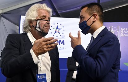 El cómico Beppe Grillo, fundador del M5S, habla con Luigi Di maio, ministro de Exteriores y último líder del partido, en Roma, este septiembre.