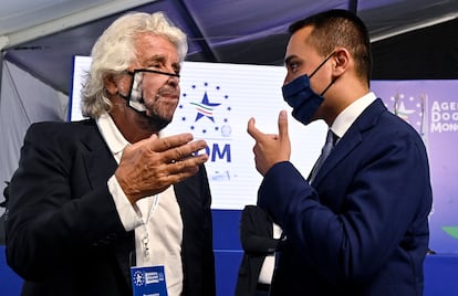 El fundador del Movimiento 5 Estrellas, Beppe Grillo, con su entonces heredero político, Luigi Di Maio.