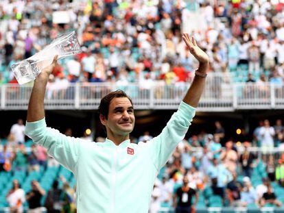 Federer, con su trofeo, saluda a la grada de Miami.