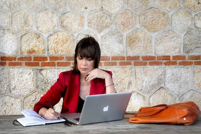 La directora Mabel Lozano