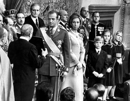 Proclamación del Rey Juan Carlos en Madrid el 22 de noviembre de 1975. Don Juan Carlos de Borbón jura las Leyes ante el Presidente de las Cortes Alejando Rodríguez de Valcárcel, y es proclamado Rey de España.