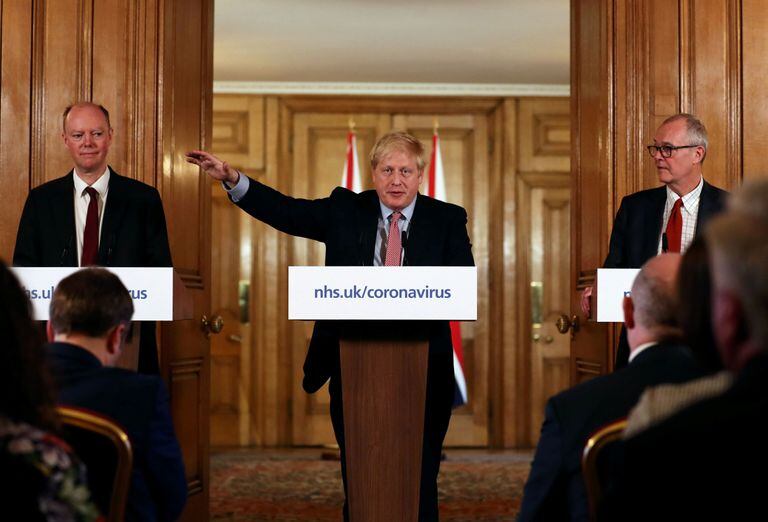 Boris Johnson, junto a los doctores Chris Witty y Patrick Vallance, anuncia este jueves nuevos planes contra el coronavirus.