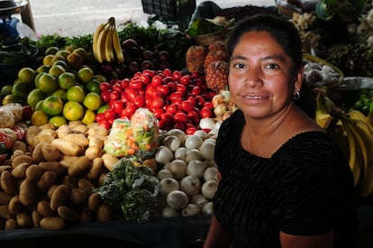Una mujer atiende su puesto de verduras en un mercado de Ciudad de Guatemala.